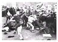 下图是1935年一个描述工会罢工者与试图穿越工厂警戒线的无赖打斗在一起的镜头。一个罢工者打着“法西斯主义”的标语,几名昏迷的男子躺在地上。这反映经济危机A.导致 下图是1935年一个描述工会罢工者与试图穿越工厂警戒线的无赖打斗在一起的镜头。一个罢工者打着“法西斯主义”的标语,几名昏迷的男子躺在地上。这反映经济危机A.导致