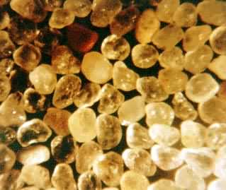 什么是铸造砂? 铸造用圆形砂的放大照片