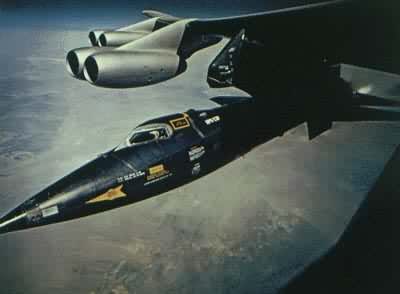 吊挂在B-52机翼下的X-15试验研究机