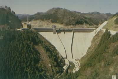 日本岛地川坝，世界第一座碾压混凝土坝，高90m，1980年竣工