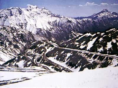 新疆海拔3100米的天山公路