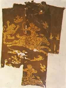 什么是中国染整史? 唐狩猎纹印花绢(维吾尔族自治区博物馆藏)