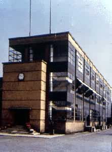 什么是格罗皮乌斯,W.? 德国法古斯鞋楦厂,现代主义建筑的代表作,1911~1912年建,W.格罗皮乌斯和A.迈耶设计