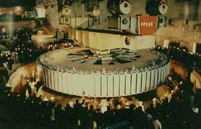 什么是施工机械? 湖北宜昌葛洲坝水利枢纽大江电厂吊装发电机转子