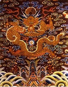 什么是缂丝? 清代黄色九龙缂丝垫褥靠背(承德博物馆藏)