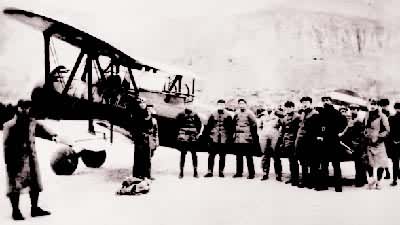 土地革命战争是什么? 参加谈判的中共代表周恩来等从西安回到延安时,受到毛泽东等的欢迎