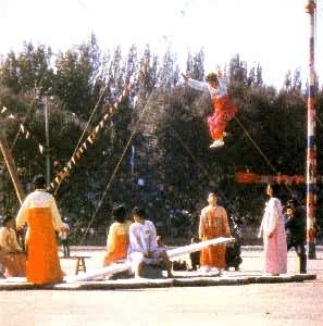 朝鲜族是什么? 朝鲜族姑娘喜爱的体育、娱乐活动--跳板