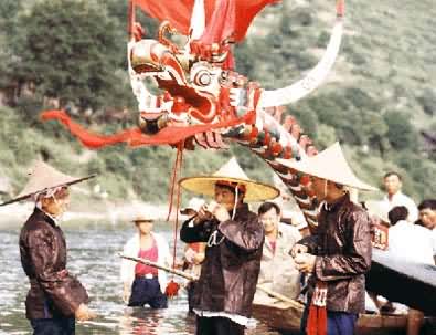 龙船节是什么? 龙船节赛船前苗族水手们喝酒壮行
