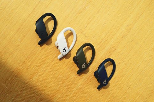 Powerbeats Pro耳机拆解:使用大量胶水 几乎不可修复 Powerbeats Pro耳机拆解:使用大量胶水 几乎不可修复