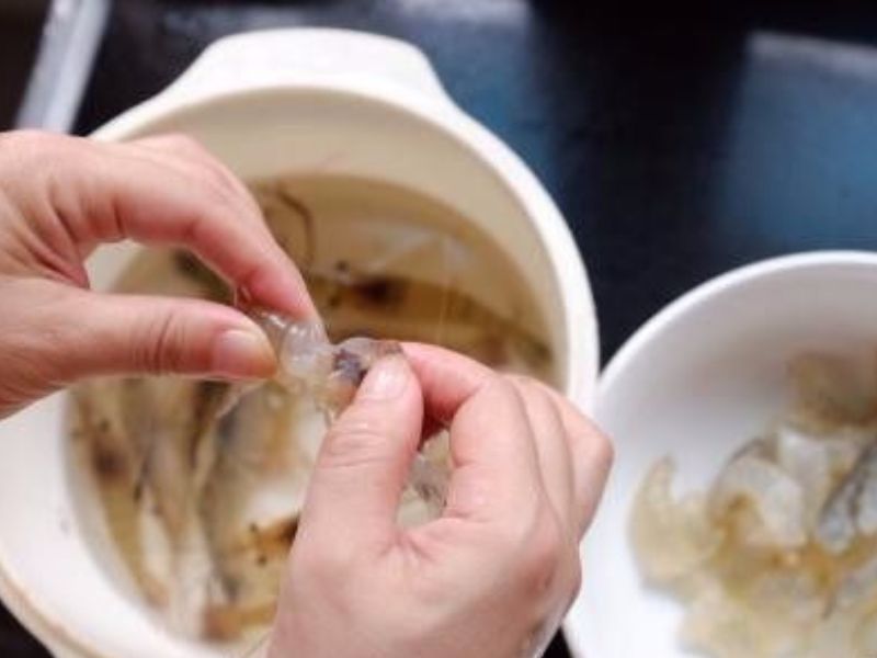 虾尾的虾线如何快速去除 虾尾的虾线如何快速去除