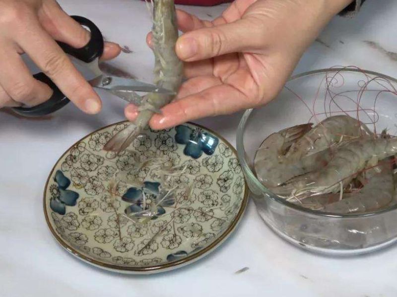 虾尾的虾线如何快速去除 虾尾的虾线如何快速去除