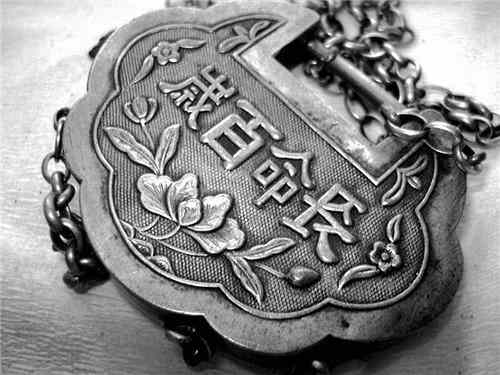 长命锁一般由什么人送