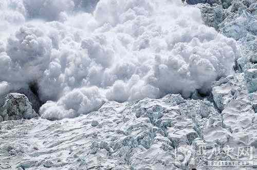 珠穆朗玛峰雪崩原因_南坡雪崩事件人员伤亡情况_珠穆朗玛峰雪崩的影响