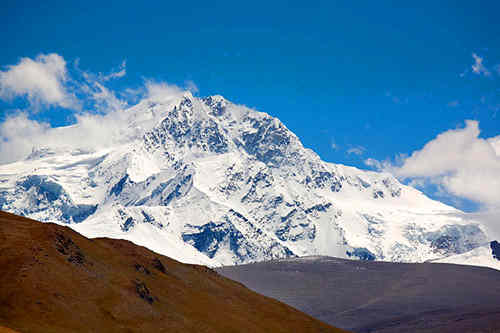 1964年5月2日：中国登山队首登希夏邦马峰