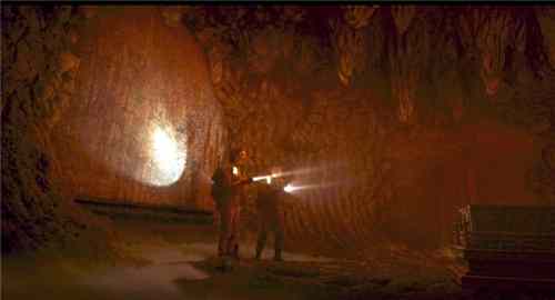 《云南虫谷》献王为什么要把自己埋在千年肉芝里