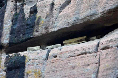 江西龙虎山悬棺是怎么放置的