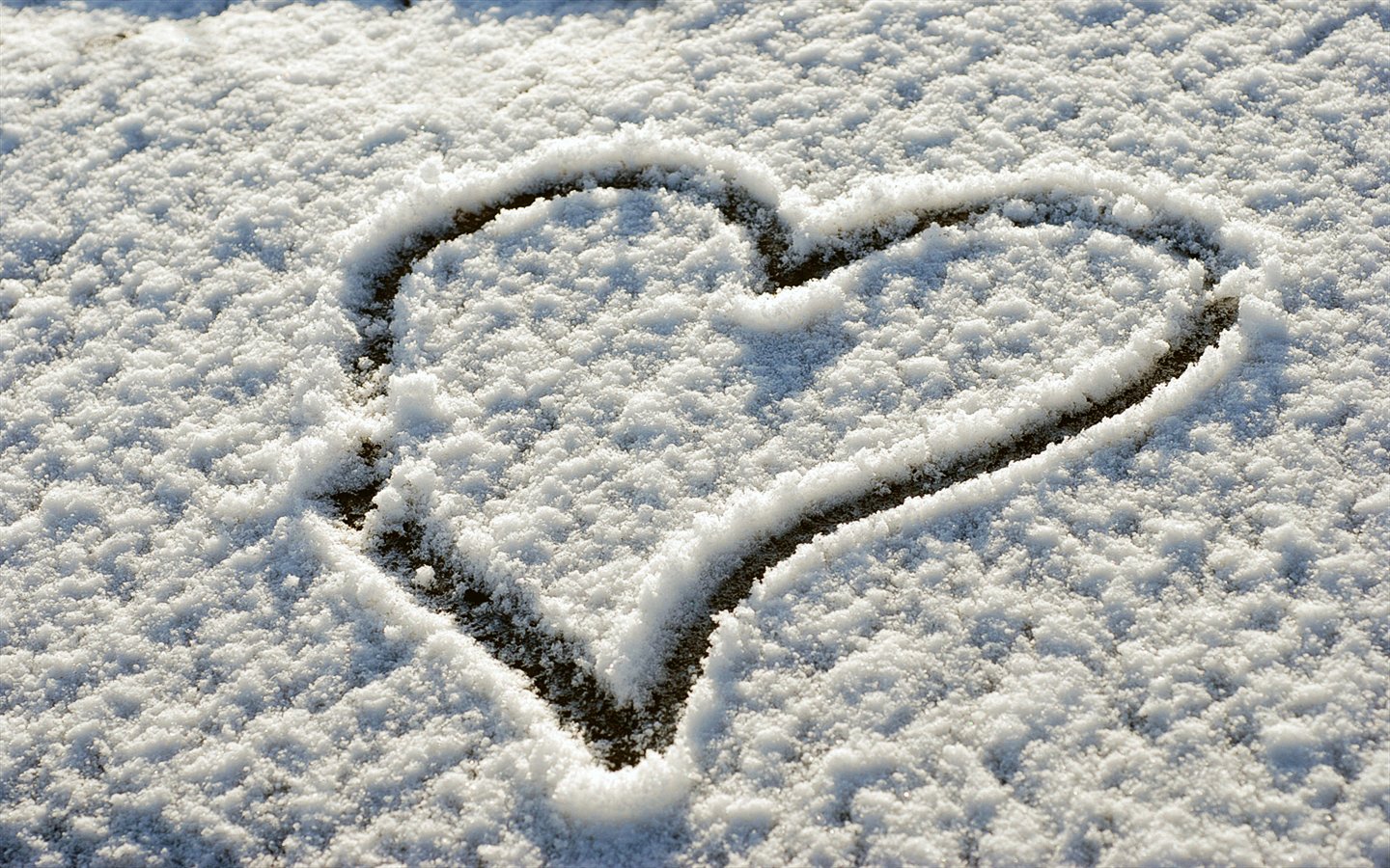 雪地心形PPT背景图片