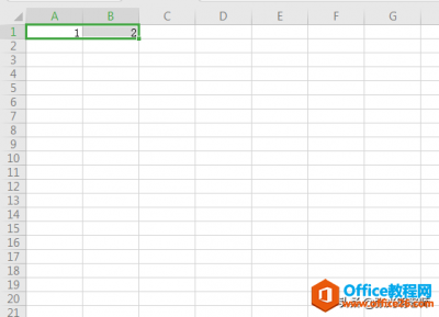 Excel中使用填充功能时，可以多个单元格一起填充，方便快捷